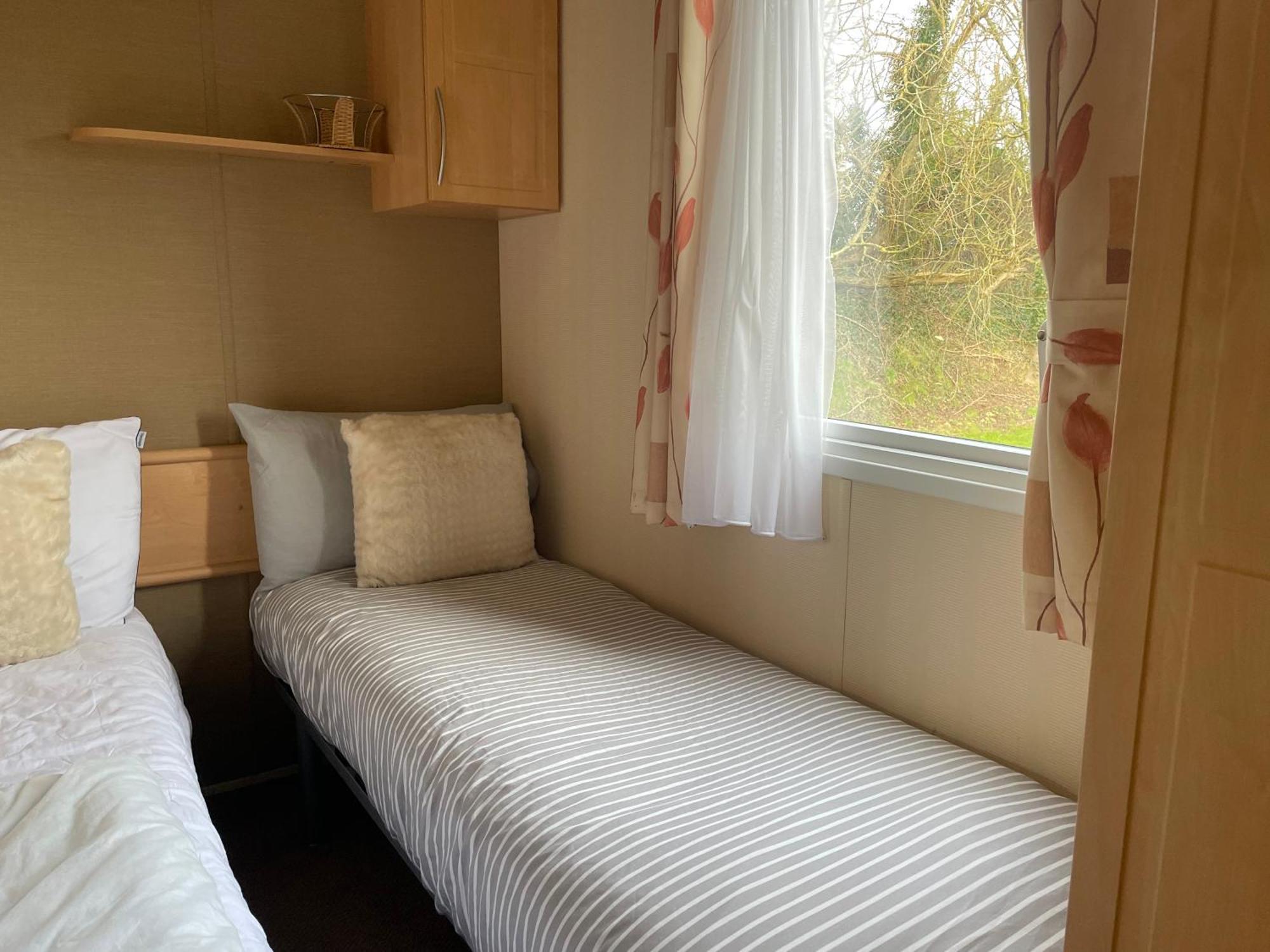 Cosy 3 Bedroom Caravan, South Cerney Ngoại thất bức ảnh